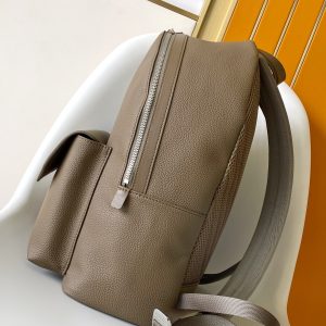 Alternative view of 【p680 Chip】 M11625 M57079 Black M59325 Gray M21362 Dark Green The all-new Aerogram backpack redefines contemporary style with refined elegance.Crafted from supple calfskin reminiscent of vintage airmail envelopes, it features a matte metal logo. The main compartment and flap front pocket offer ample space for weekend getaways or urban exploration. Dimensions: 43 x 30 x 14 cm. 168650